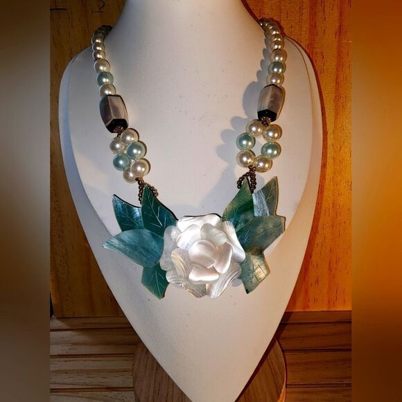 Lee Sands Jewelry - 1970's Lee Sands Vintage Mother Of Pearl Inlay Flower 20"